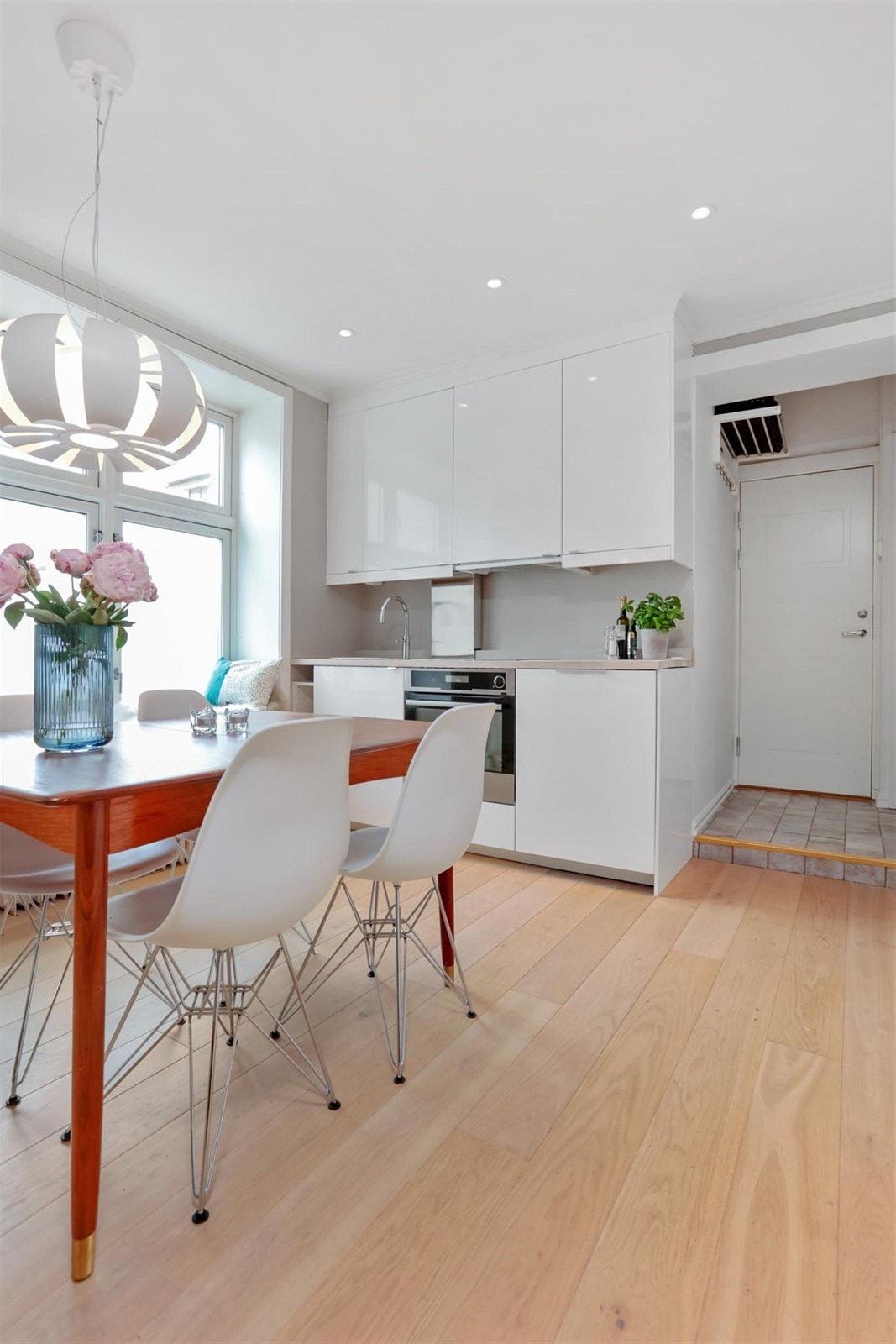 Pent nyere kjøkken fra 2013 med integrert stekeovn fra Electrolux med dampfunksjon, platetopp fra Miele og oppvaskmaskin fra Miele. Galleribilde