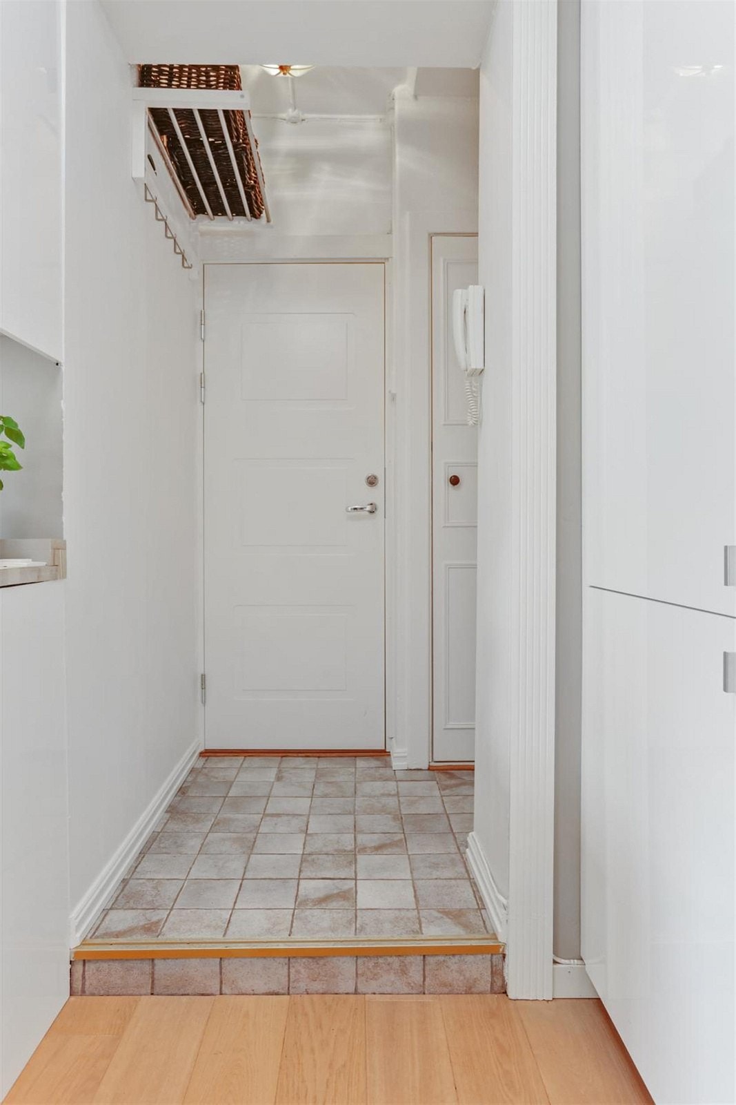 Praktisk entrè med adkomst til leilighetens gjestetoalett. Leiligheten er utstyrt med dørcalling. Galleribilde