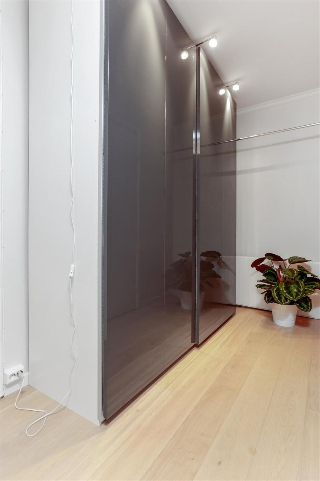 Praktisk skreddersydd garderobeløsning gir masse skapplass. Galleribilde