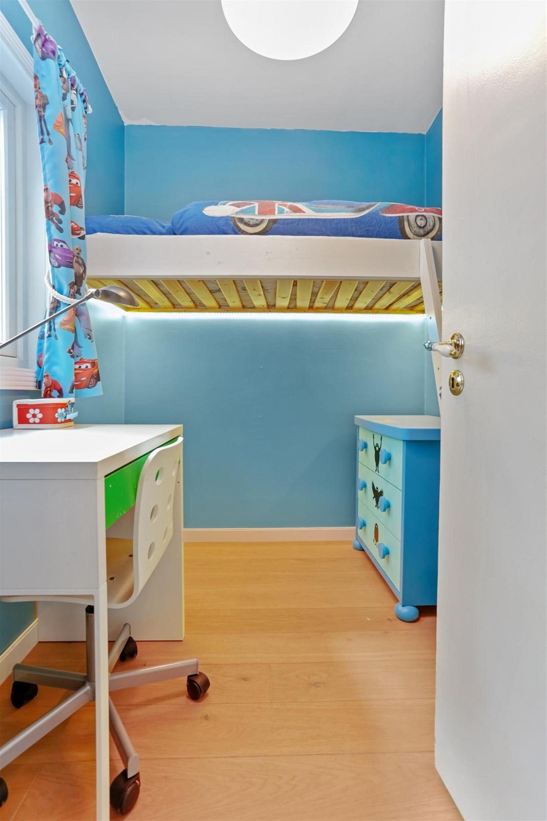 Gjesterom. Adkomst fra stuen. Galleribilde