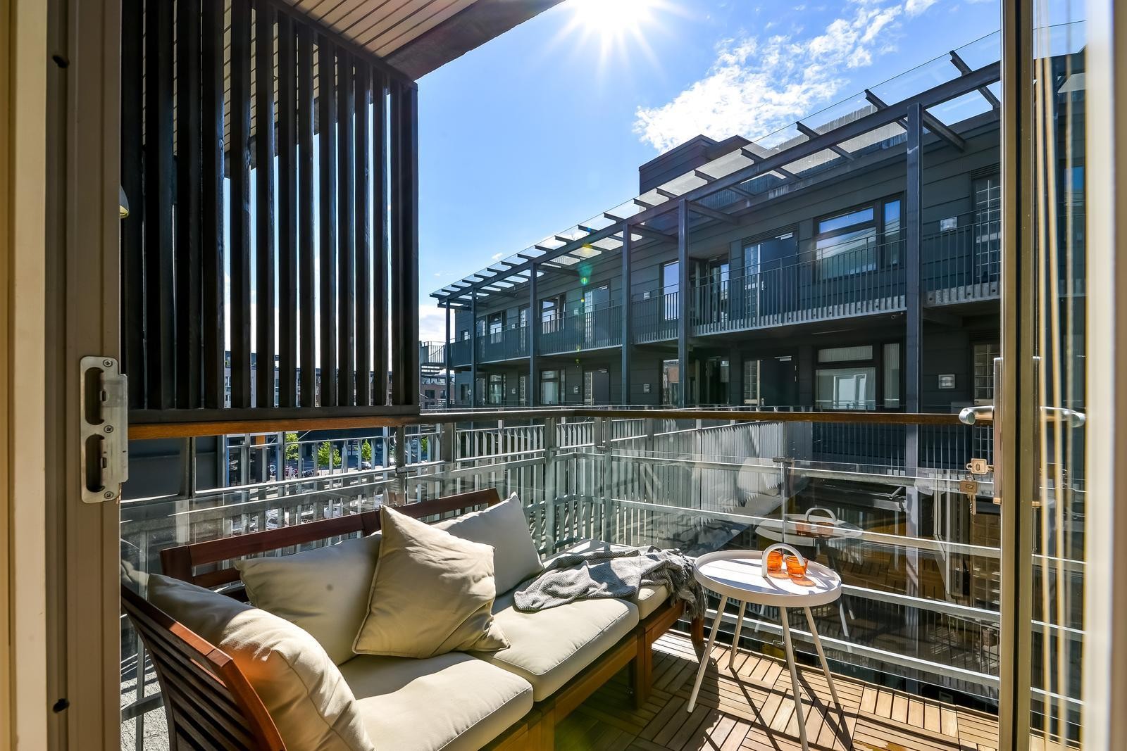 Leilighetens private balkong. Flere møbleringsmuligheter. Galleribilde