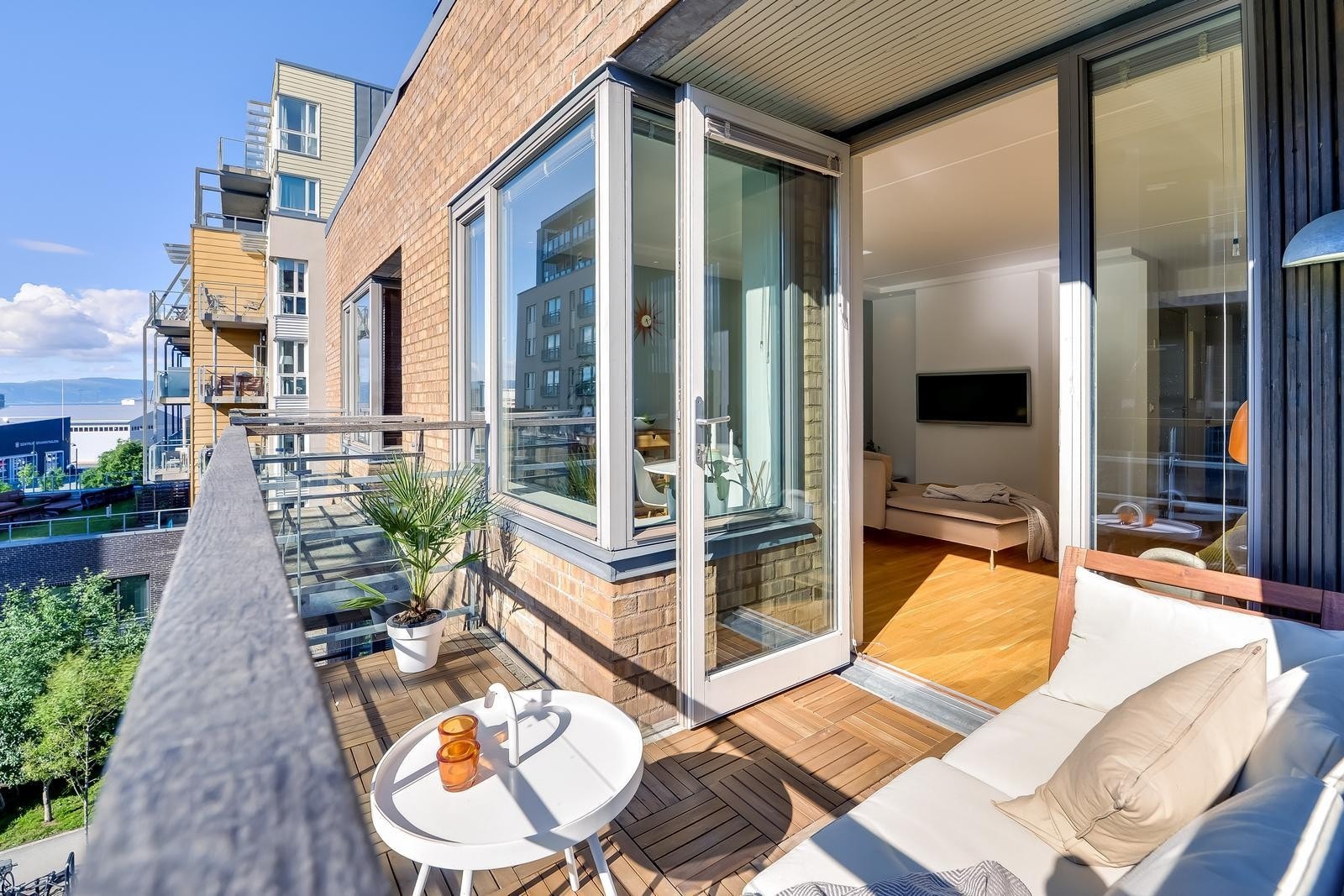 Særdeles flott balkong med gode sol og lysforhold. Galleribilde