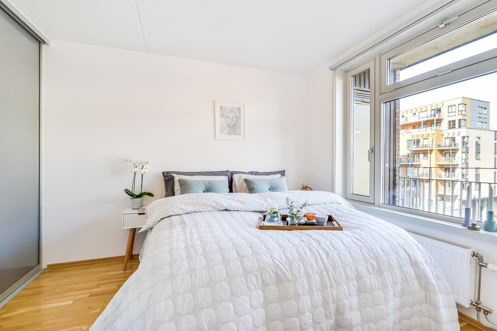 Soverom på over 10 kvadratmeter med stor skyvedørsgarderobe. Galleribilde