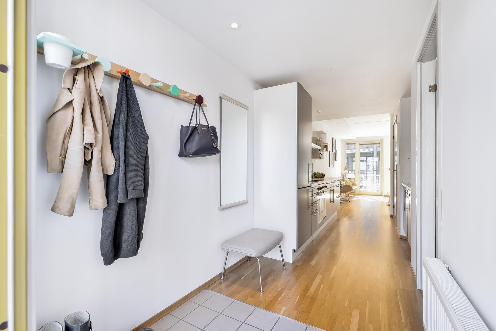 Innbydende entrè med plass til oppbevaring av yttertøy og sko. Galleribilde