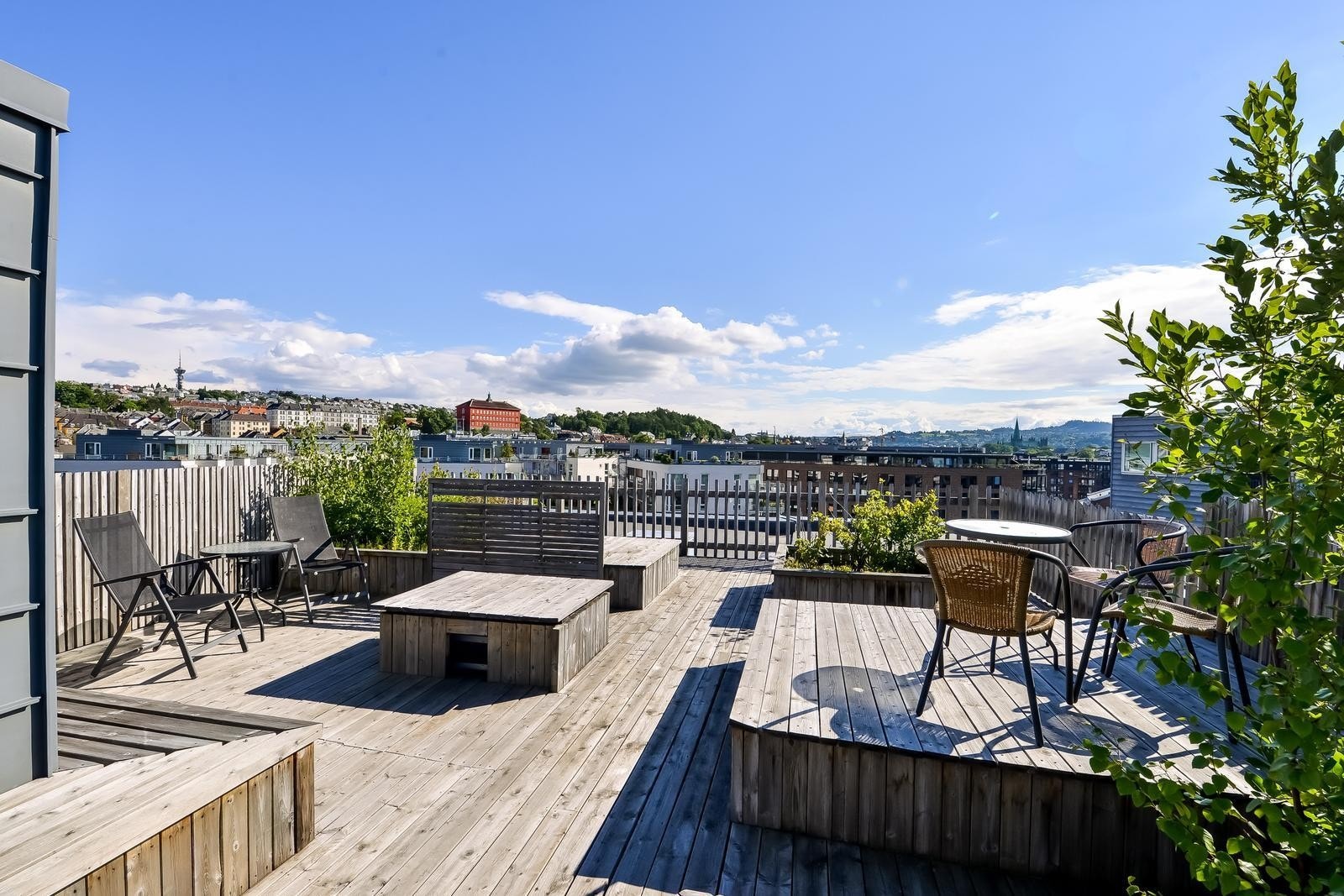 Stor felles takterrasse med fantastisk utsikt og gode solforhold. Galleribilde