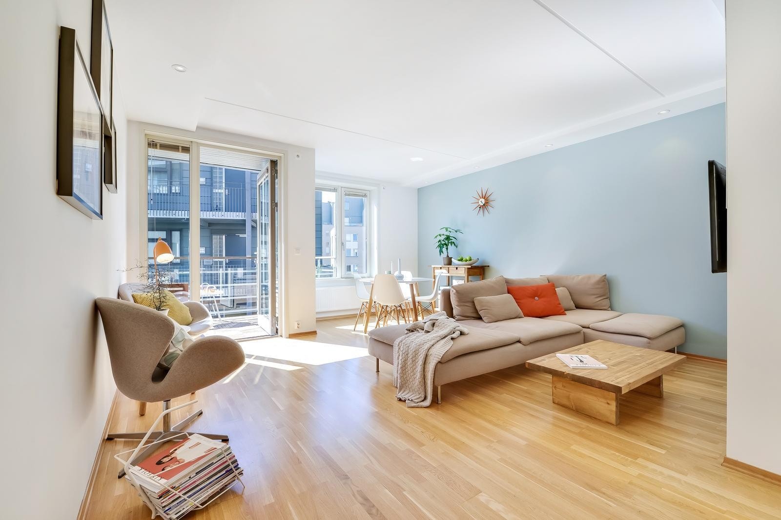 Legg merke til at den romslige stuen har plass til egen spisekrok. Flere møbleringsmuligheter. Galleribilde