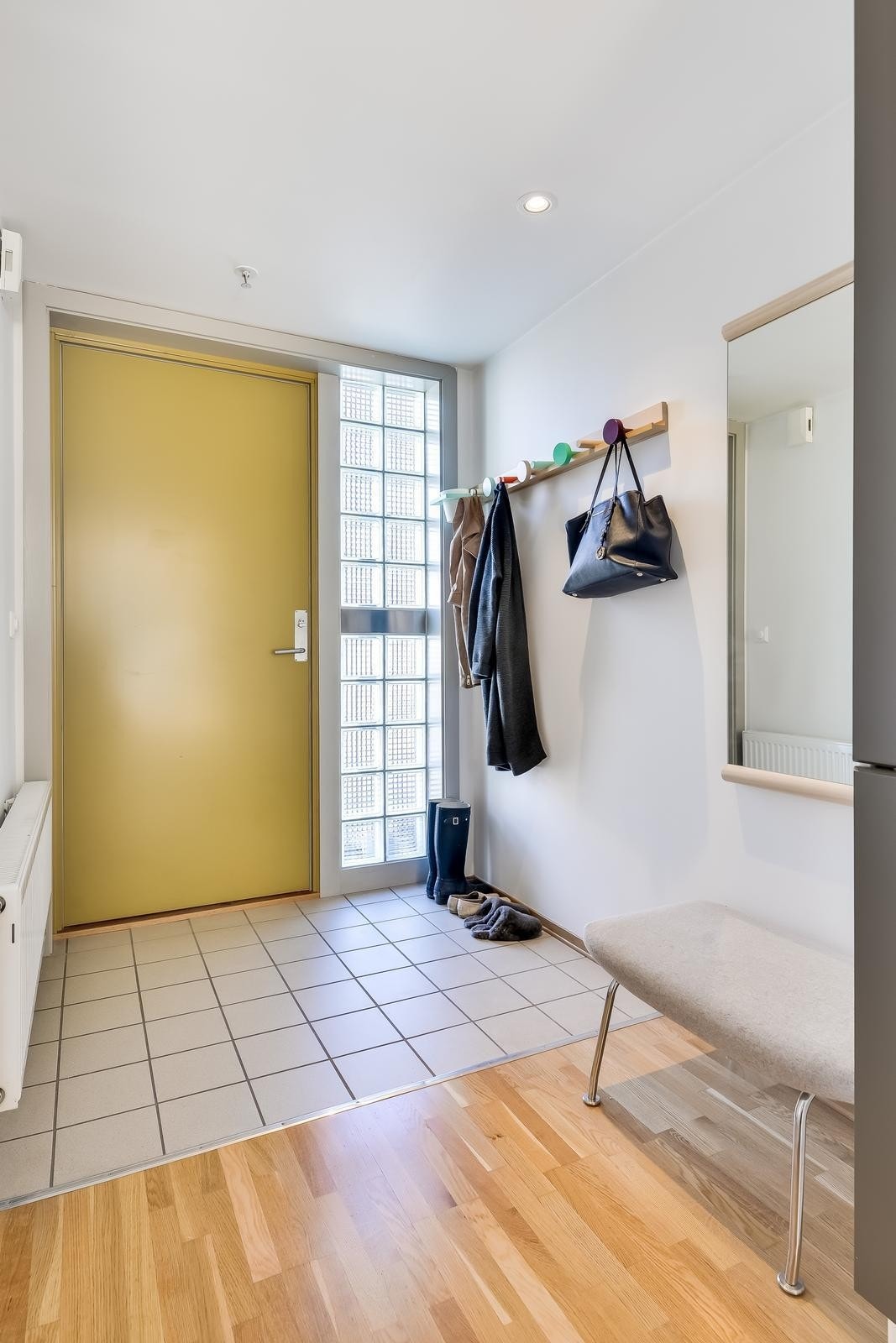 Praktisk med flis på gulv ved inngangsparti. Galleribilde