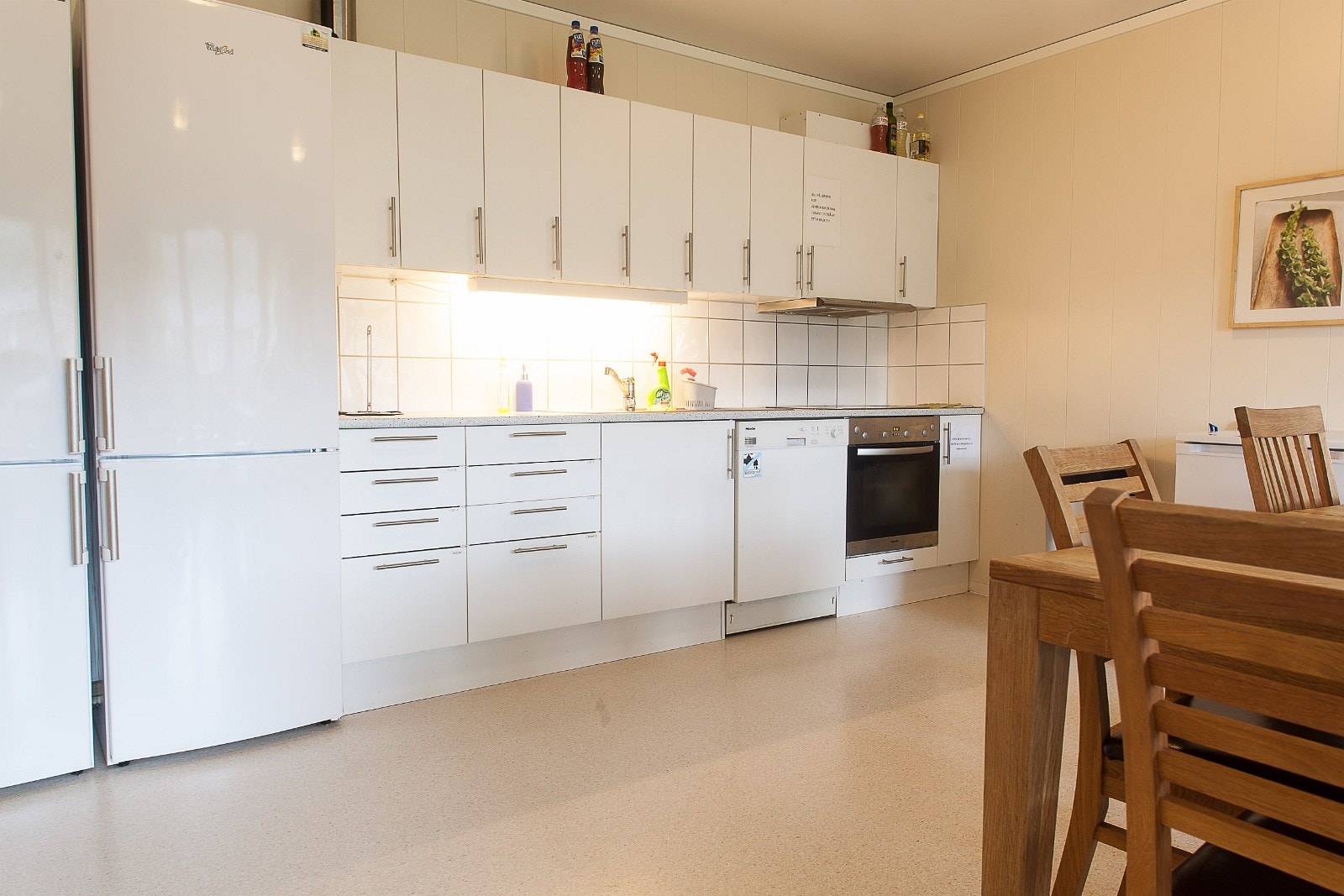 Det er 2 stk felleskjøkken hvor hver beboer disponerer egen skapplass. Galleribilde