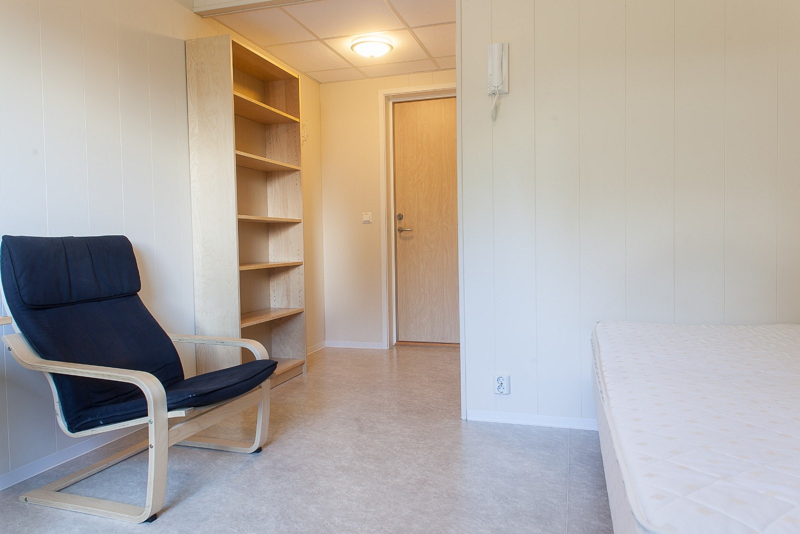 Alle hyblene har seng, kontorstol, skrivepult, skap og eget bad. Galleribilde