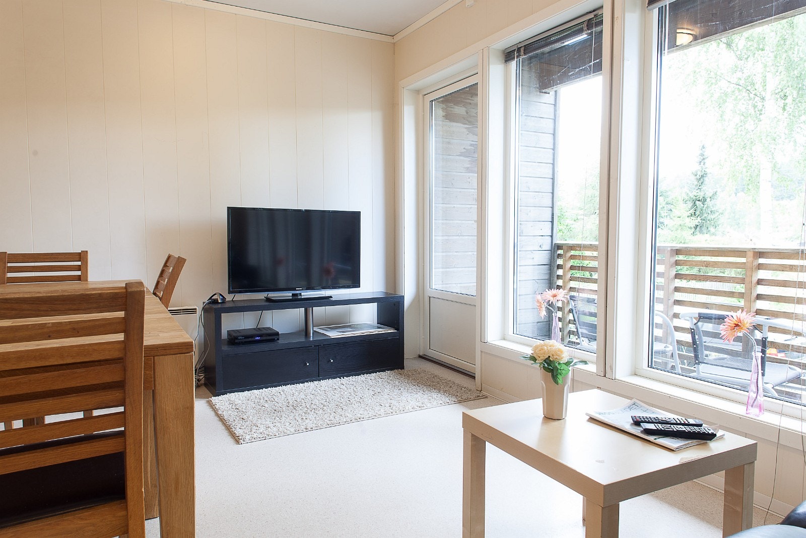 Sofa med TV. Galleribilde