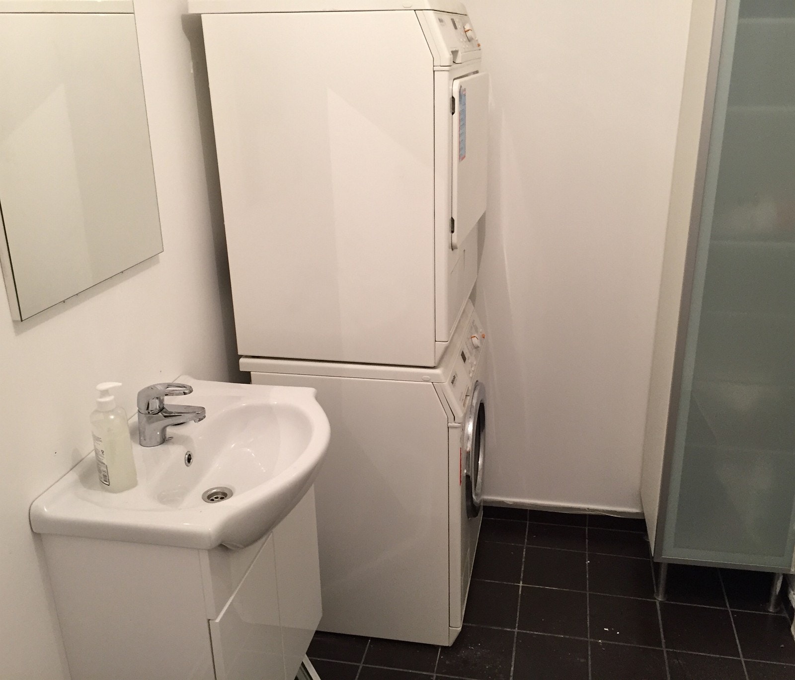 Bad, vaskemaskin, kommer ny. Følger ikke med tørketrommel. Skap fra gulv til tak Galleribilde