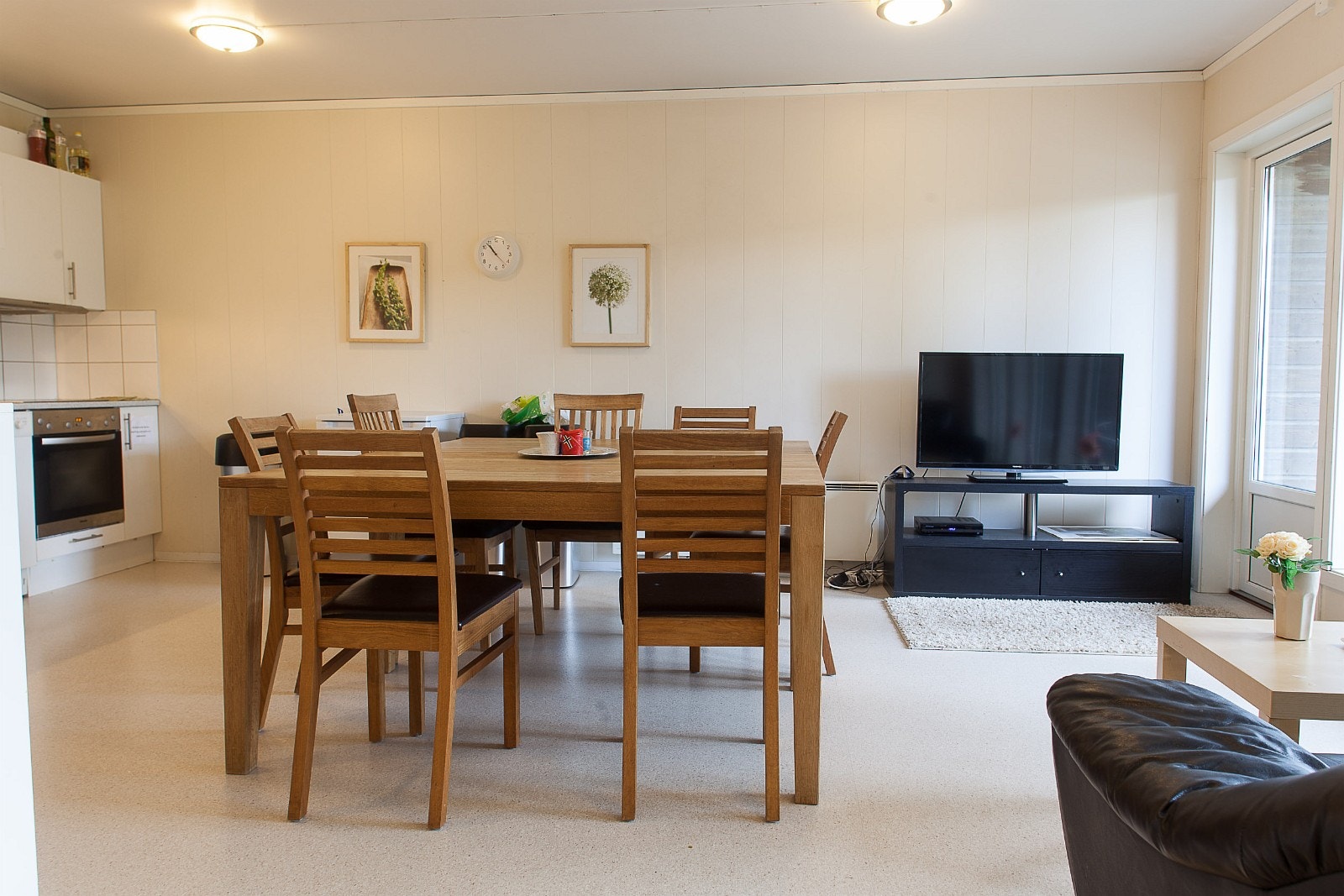 Romslig spiseplass for hyggelige måltider Galleribilde