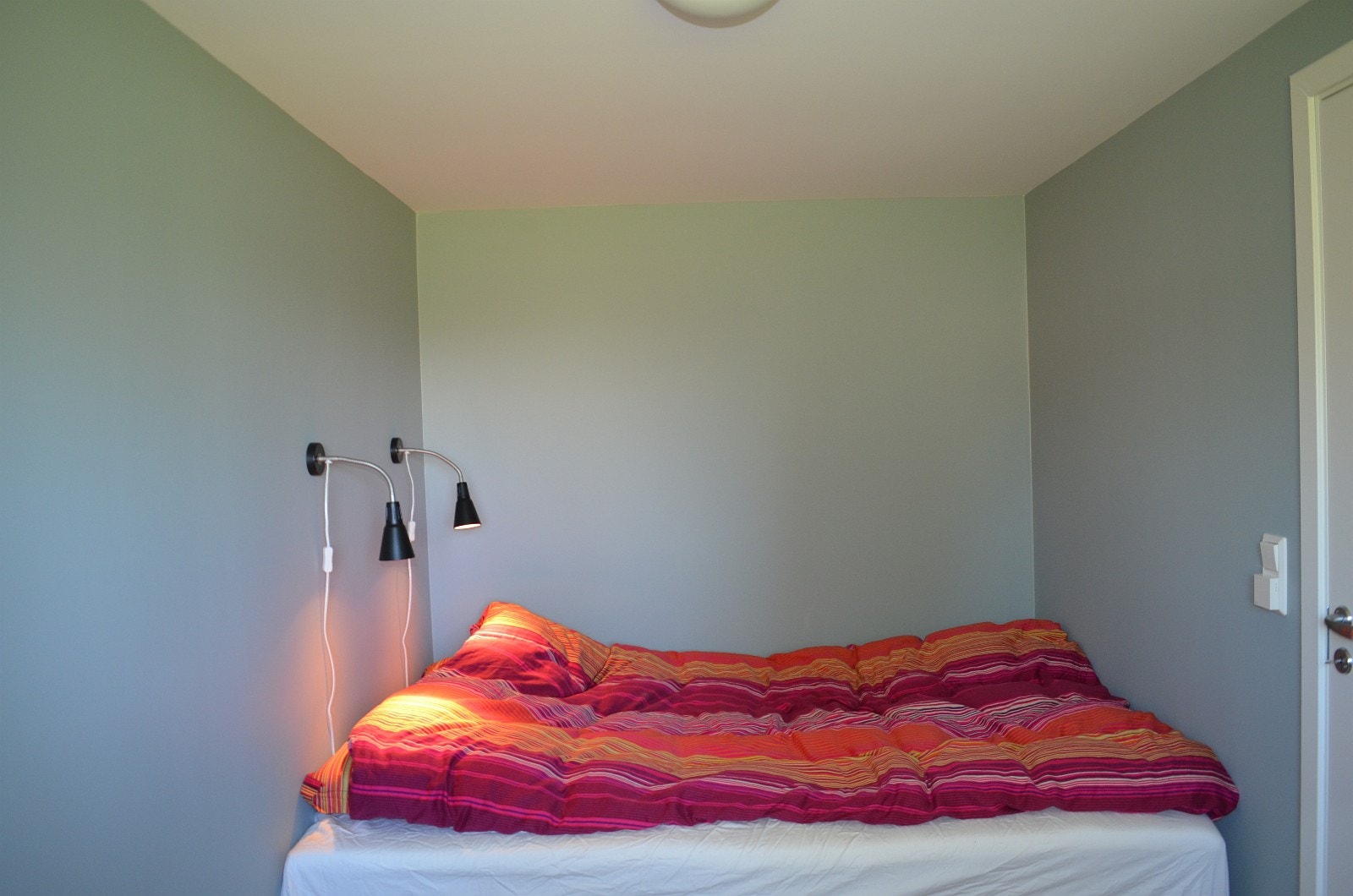 Koselig soverom med dobbeltseng. Galleribilde