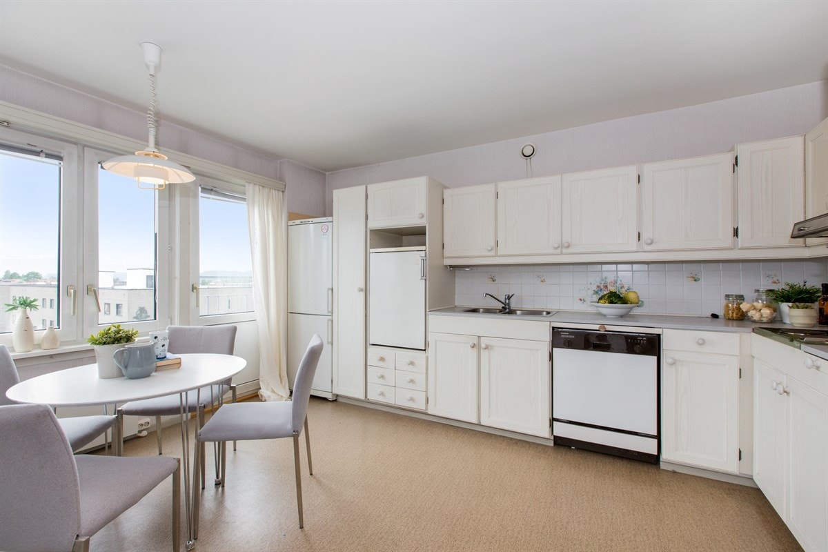 Kjøkken | Plass til spisemøblement. Fransk balkong på kjøkken Galleribilde