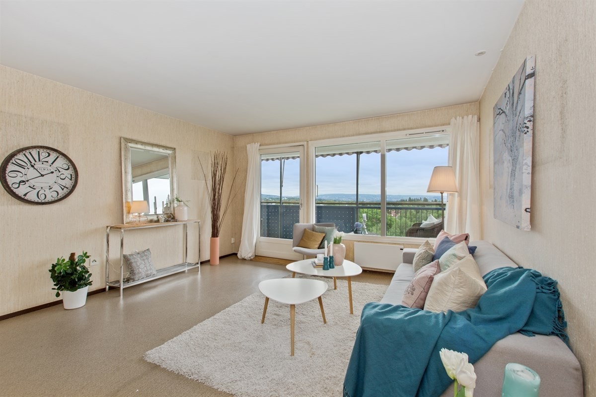 Stue | Store vindusflater i stuen slipper inn rikelig med naturlig lys Galleribilde