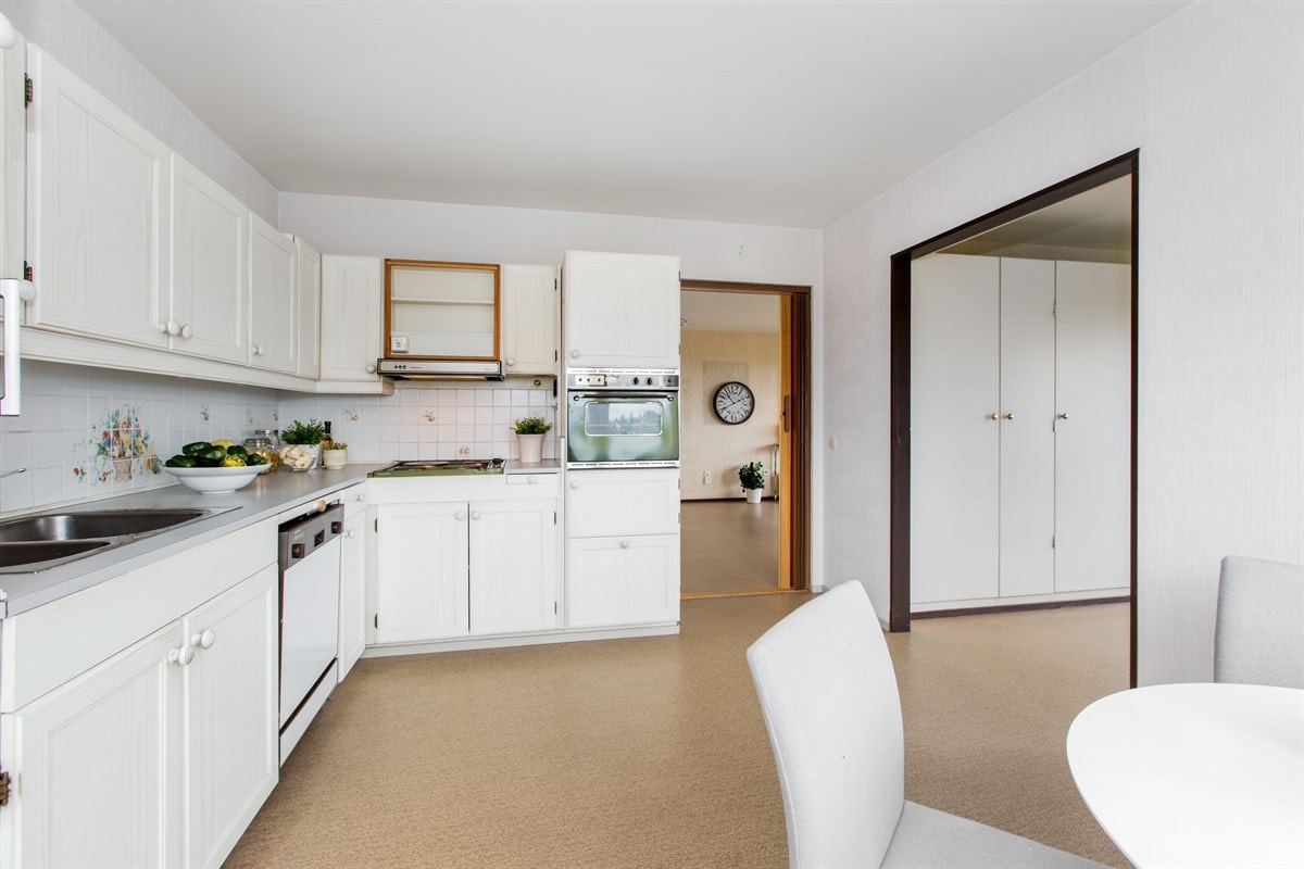 Kjøkken | Eldre kjøkken med mye skap - og benkeplass Galleribilde