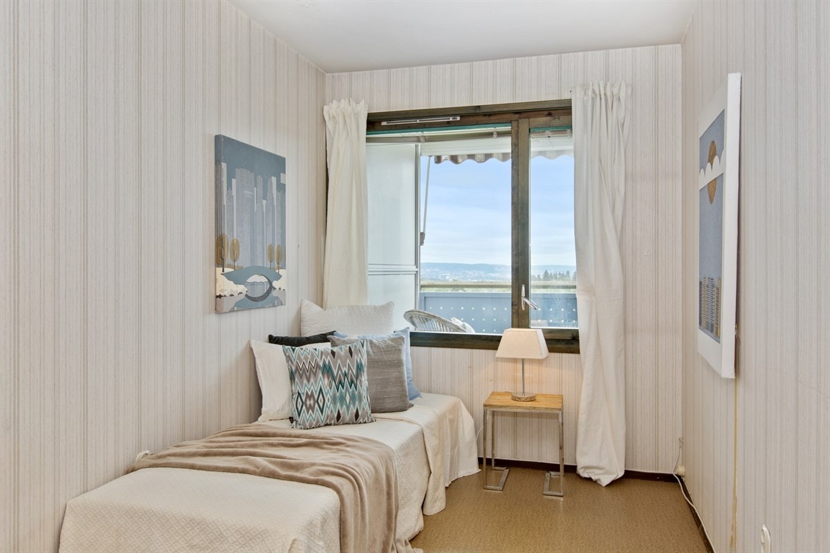 Soverom 2 | Soverom med plass til både seng og garderobeskap. Dette rommet kan brukes til gjesteværelse, kontor, soverom eller hva man enn måtte ønske Galleribilde