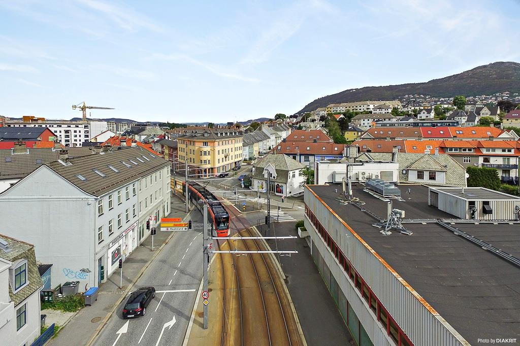 Bybanestopp omtrent like utenfor døren Galleribilde