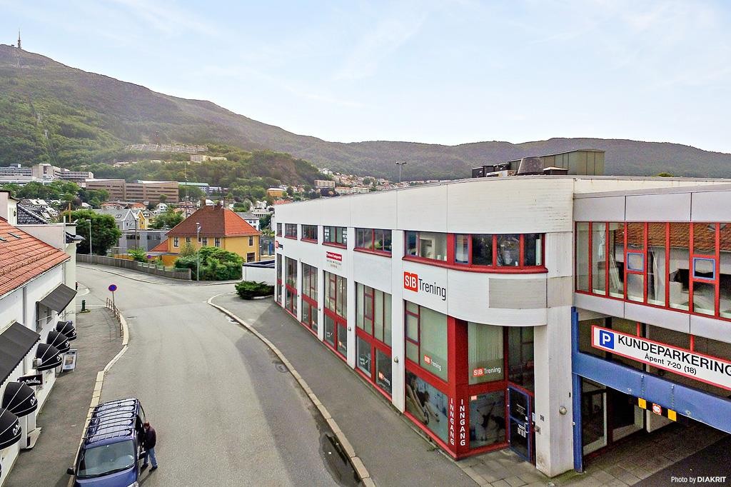 Gangavstand til SiB Treningssenter. Her finner du også dagligvarebutikken Kiwi Galleribilde