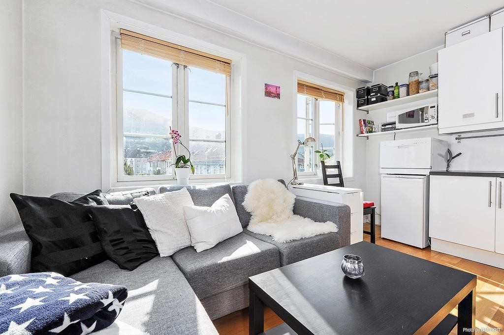 Stue med åpen kjøkkenløsing Galleribilde