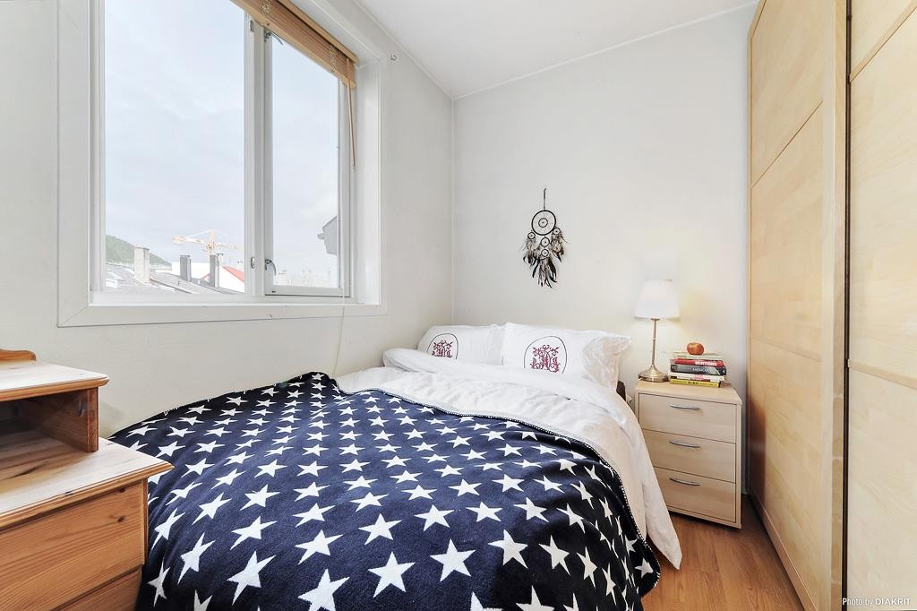 Romslig soverom i forhold til leilighetens størrelse. Plass til dobbeltseng, nattbord, garderobeskap og.. Galleribilde