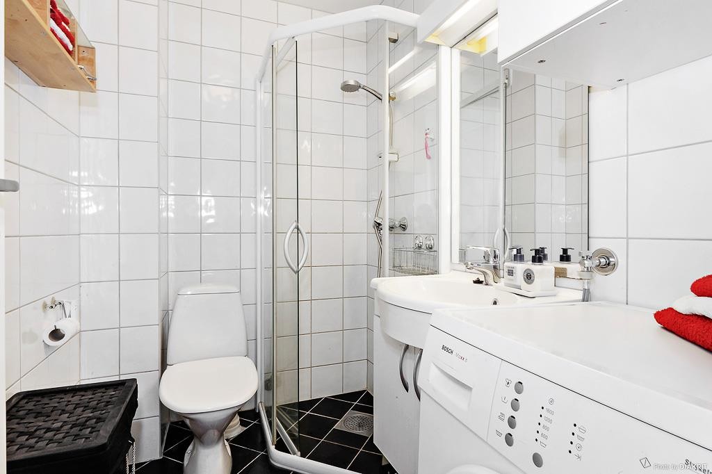 Helfliset bad med varmekabler i gulv. Opplegg for vaskemaskin. Rørføring er av typen "rør-i-rør". Galleribilde