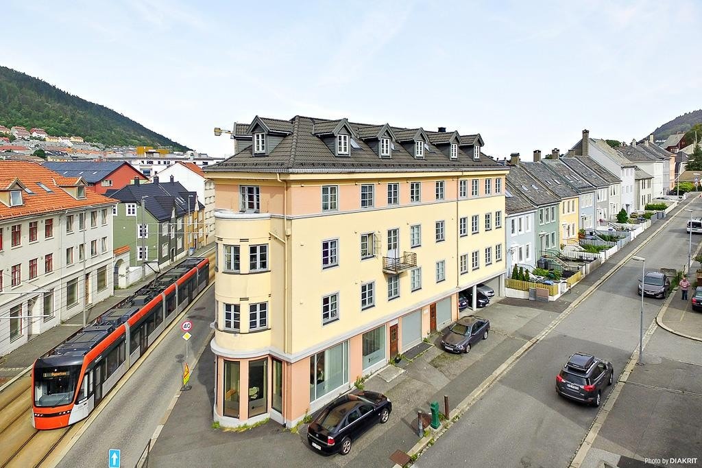 Velkommen til presentasjon av Camilla Colletsgate 7. En arealeffektiv 2-roms leilighet med gangavstand til Høyskolen. Galleribilde