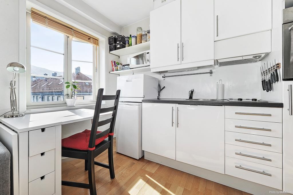 Kjøkkeninnredning fra IKEA med slette fronter i hvit utførelse. Galleribilde