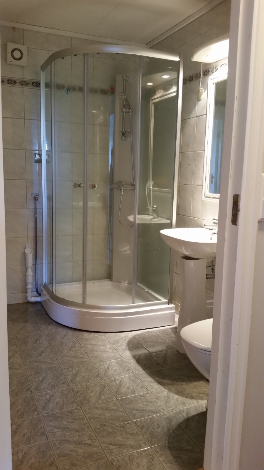 Bad med dusjkabinett og badstue. Galleribilde