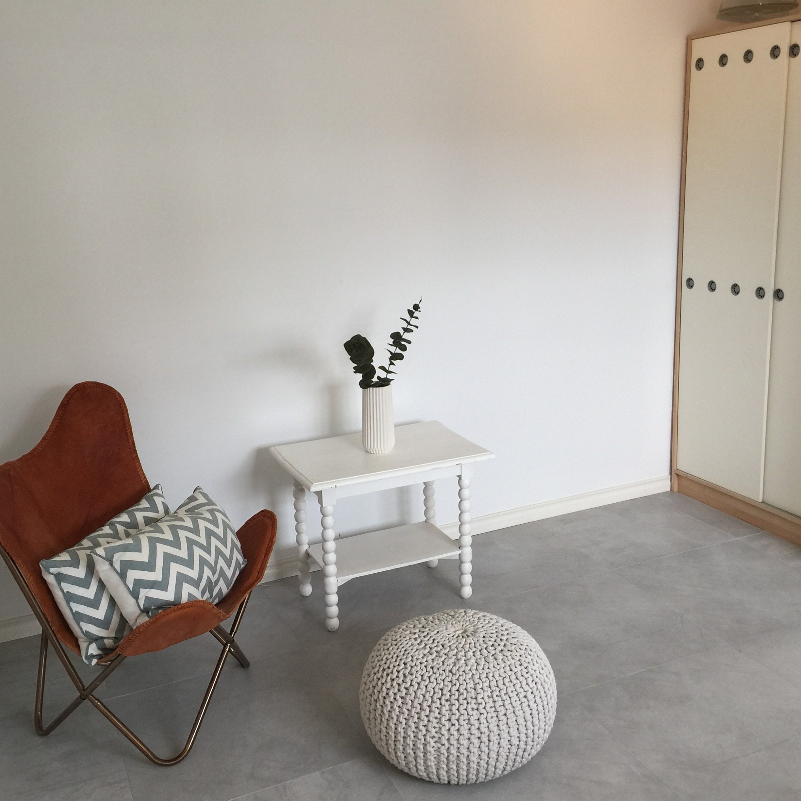 Soverom 1 - stor plass til både garderobe, dobbeltseng og skrivepult Galleribilde