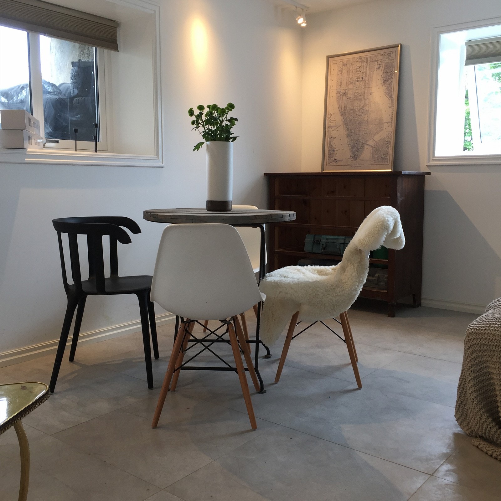 Stua er stor og rommer både sofakrok og spisebord Galleribilde