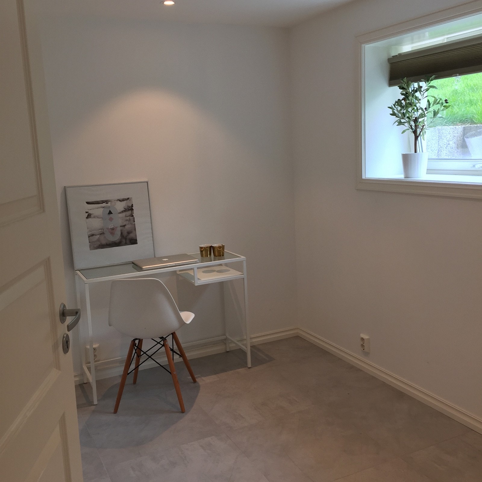 Soverom 2 med plass til både seng, garderobe og skrivepult Galleribilde