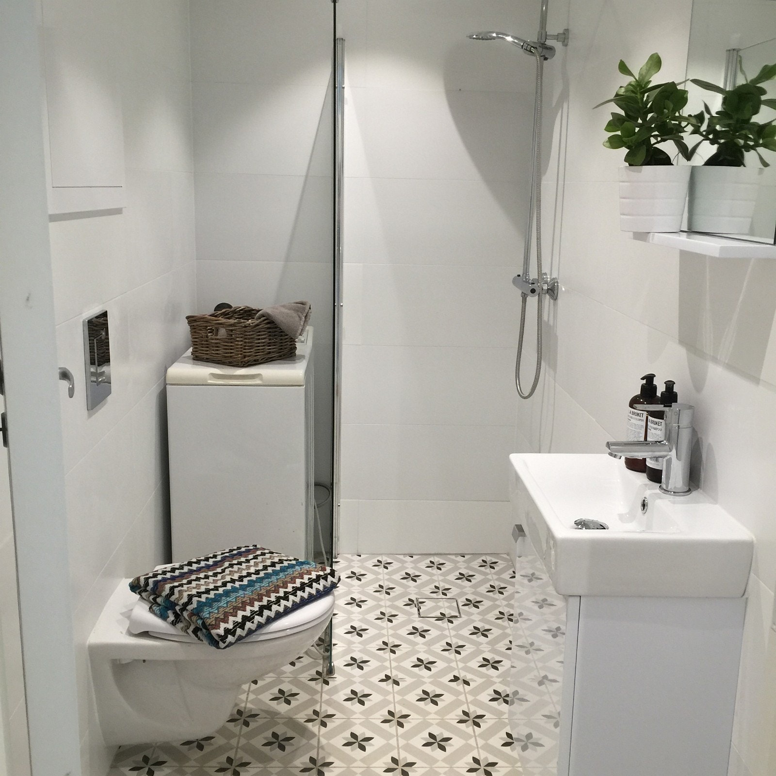 Romslig bad med opplegg til vaskemaskin. Vaskemaskin følger med om ønskelig Galleribilde