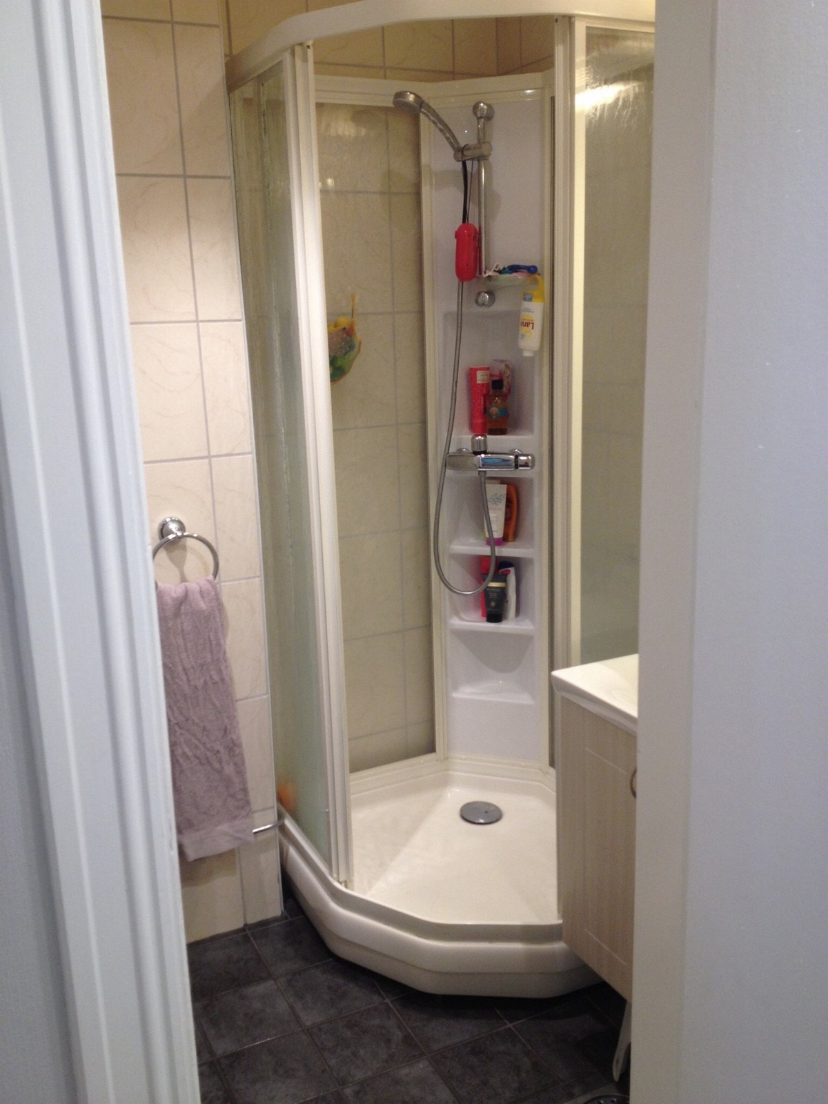 Bad med dusjkabinett Galleribilde