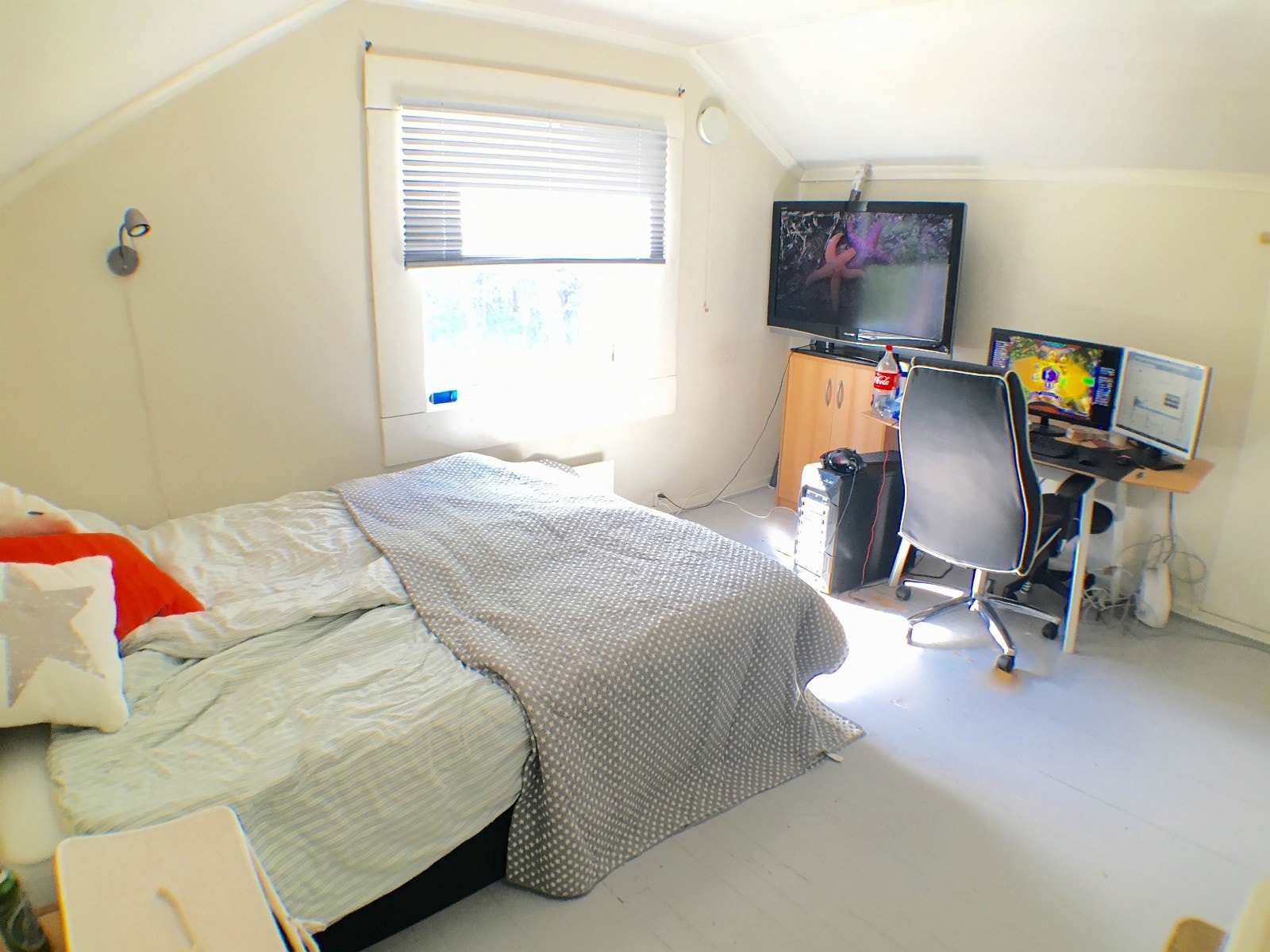 Lyst og romslig rom Galleribilde