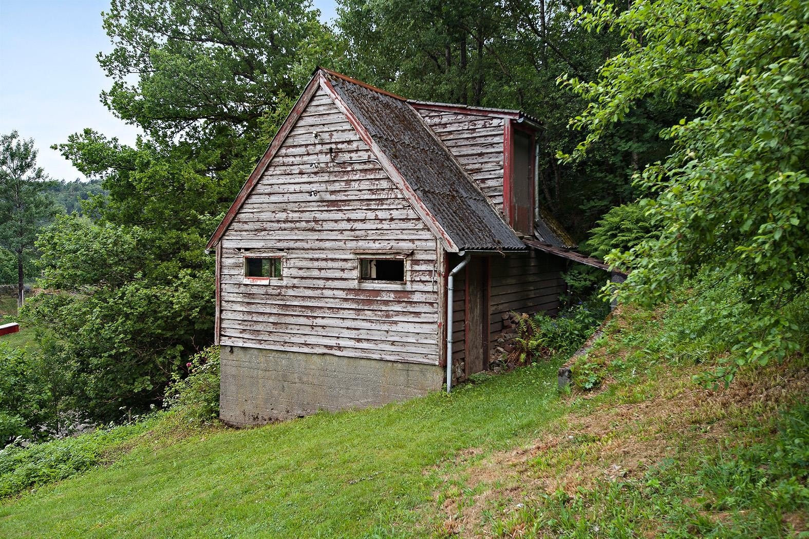 Enkel og grei løe med høyloft. Galleribilde