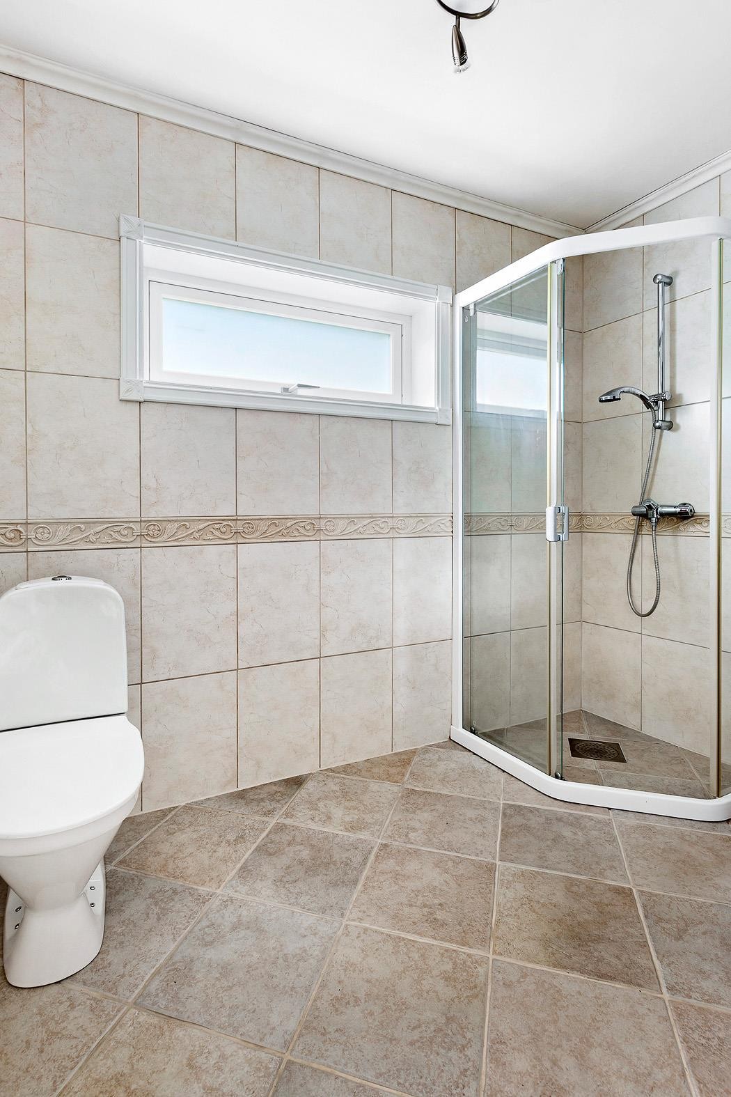 Pent heilflisa bad med dusjkabinett. Galleribilde