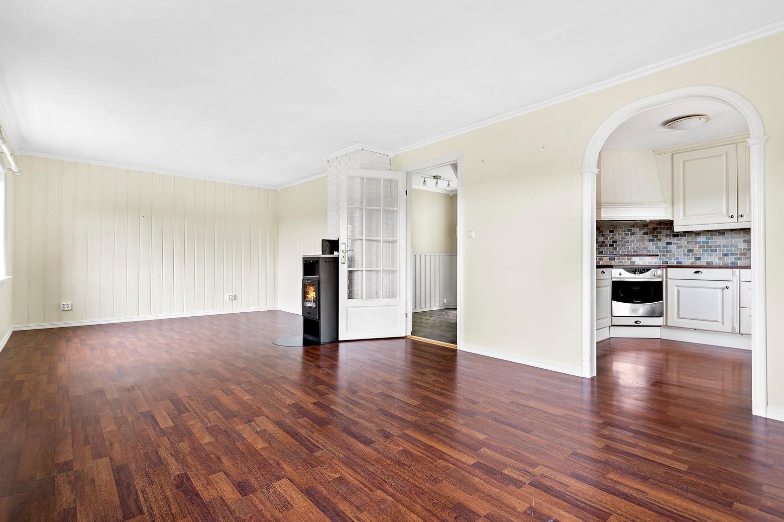 Lys og triveleg stove med vedomn. Galleribilde