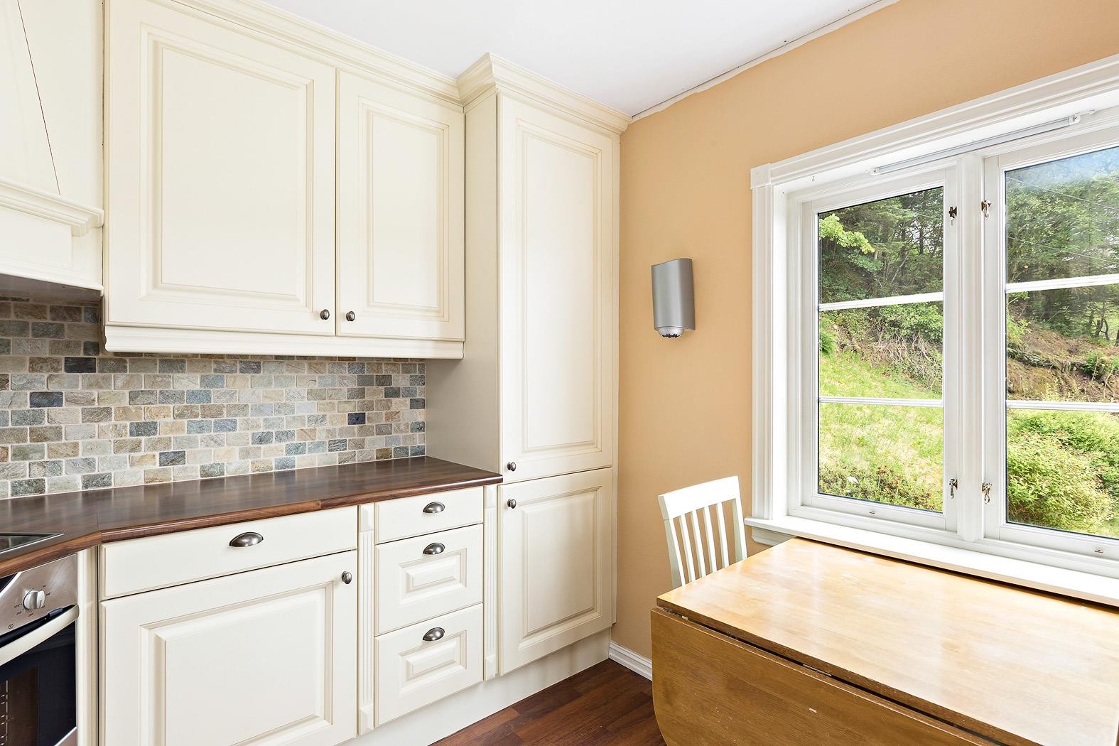 Kjøkken med spiseplass. Galleribilde