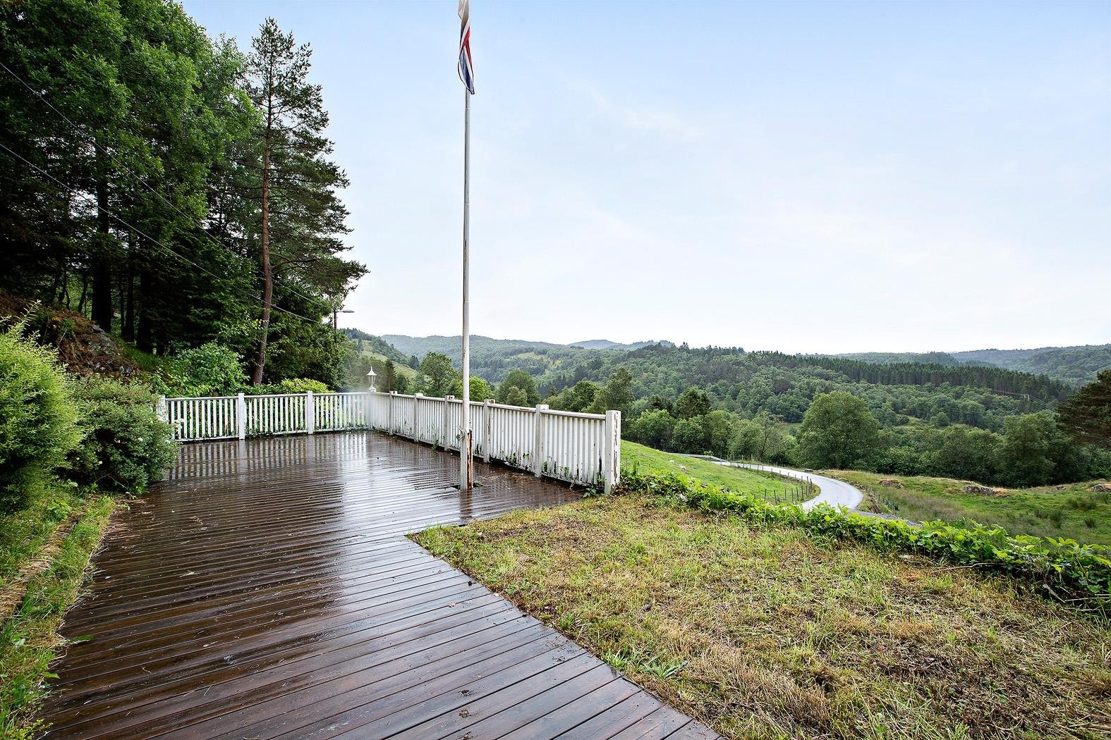 Vestvendt terrasse med fin utsikt og gode soltilhøve. Galleribilde