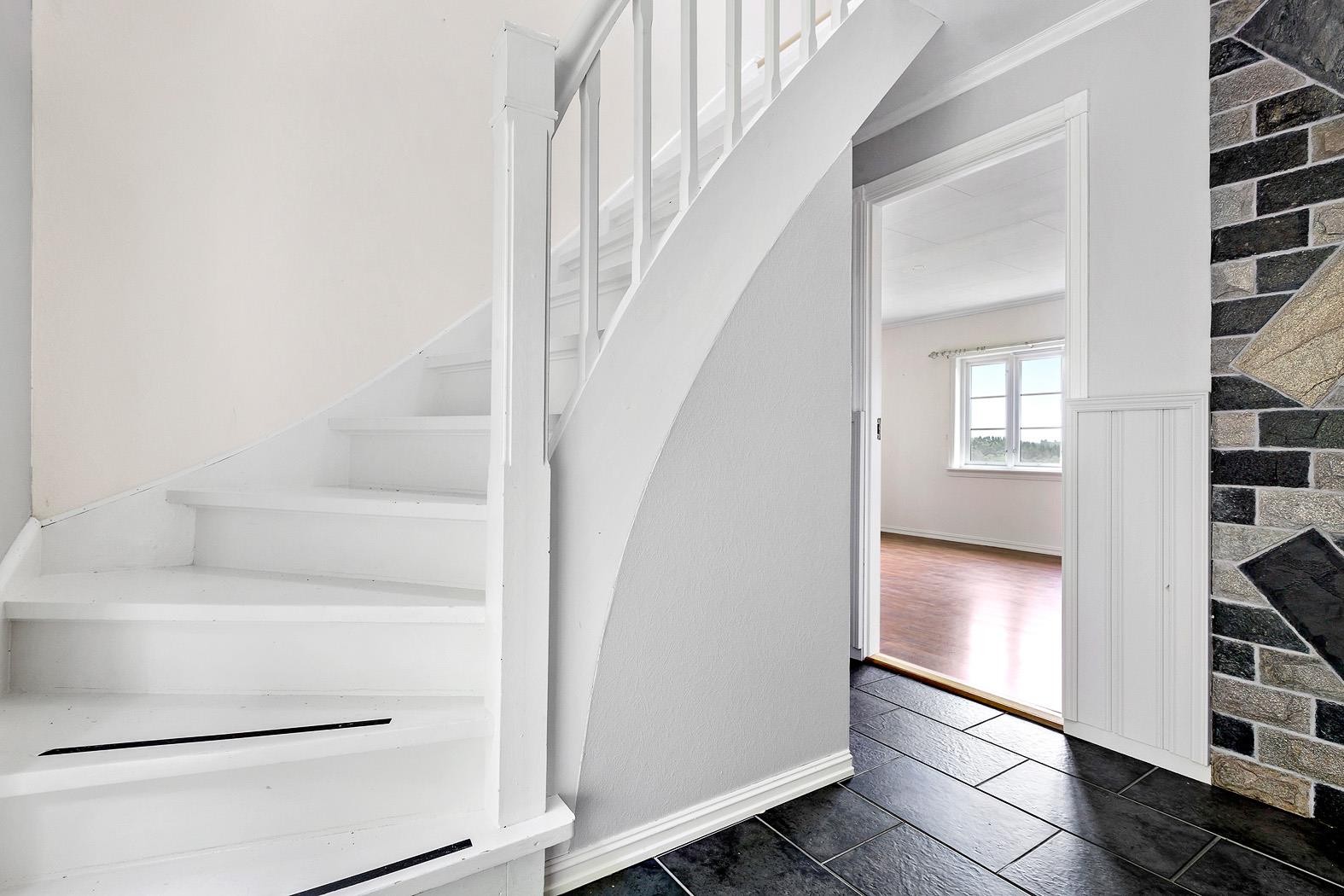 Hall med fliser på golv. Galleribilde