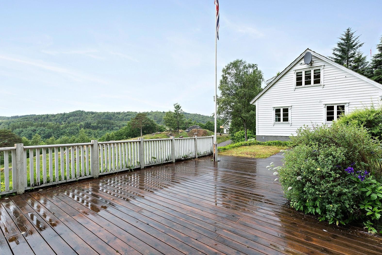 Vestvendt terrasse med fin utsikt og gode soltilhøve. Galleribilde