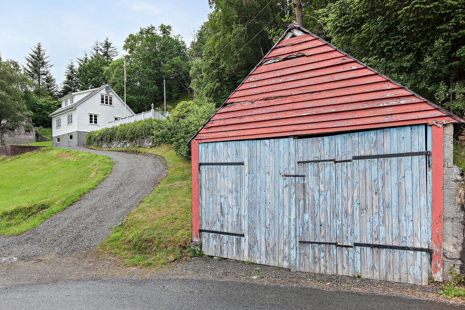 Garasje ved adkomst. Galleribilde