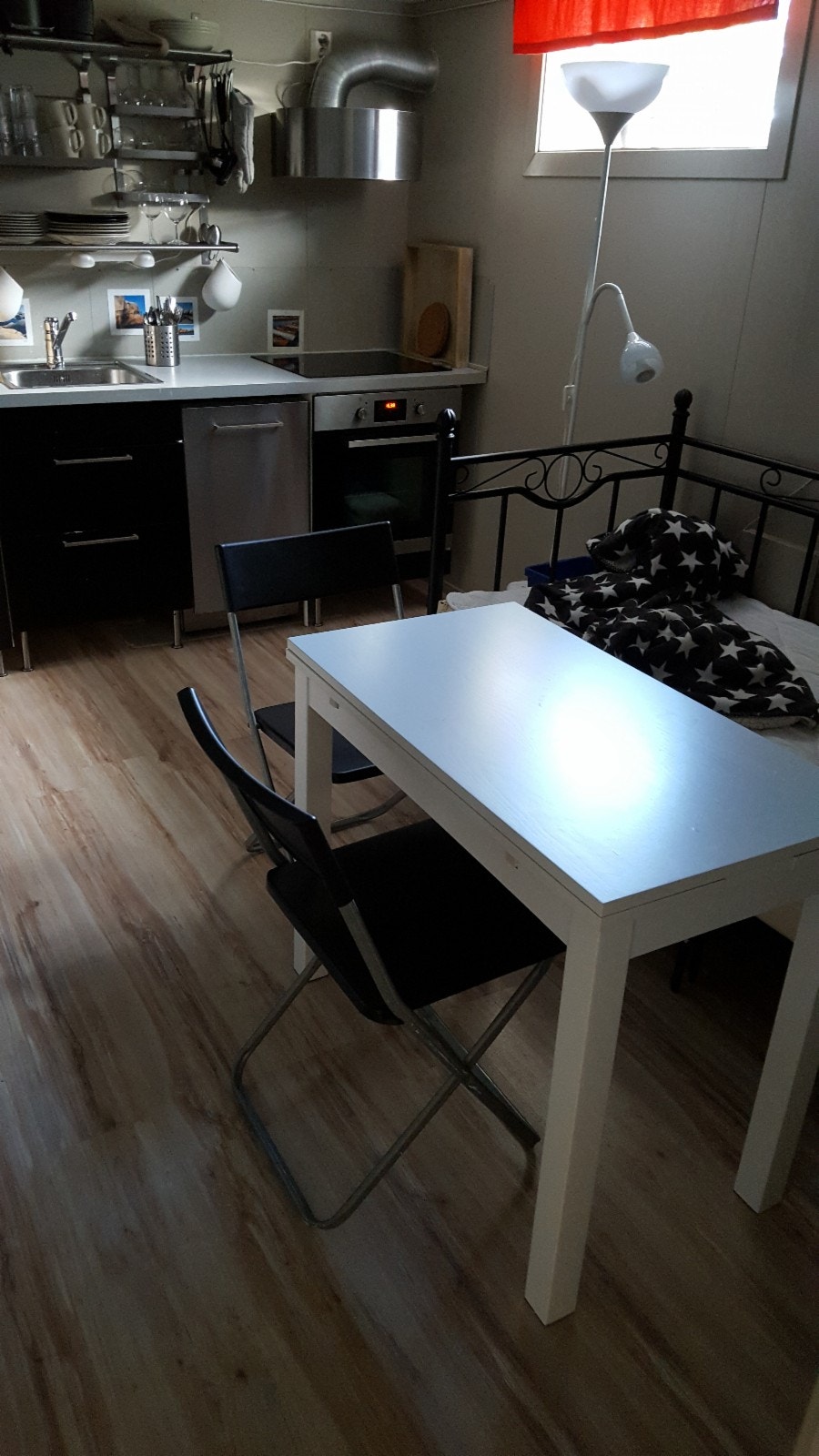 Spiseplass på kjøkkenet m/uttrekkbart bord og dobbel day bed Galleribilde