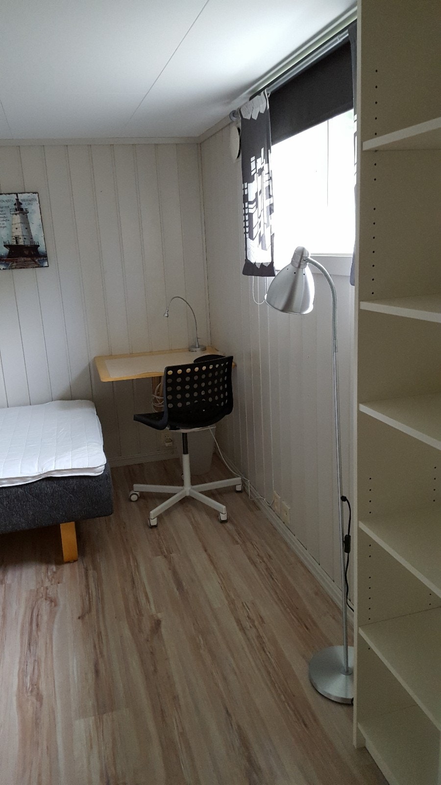 Soverom 1 m/skrivebord, stol og bokhylle Galleribilde