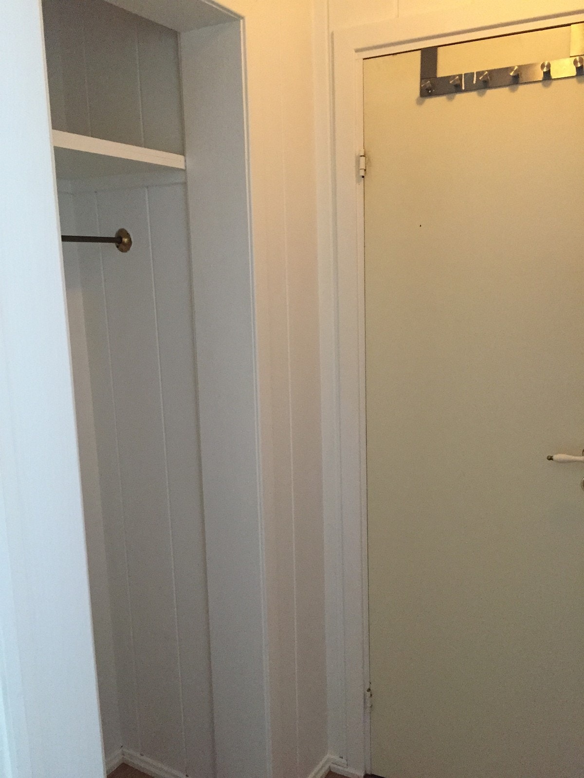 Gang med hylleplass Galleribilde