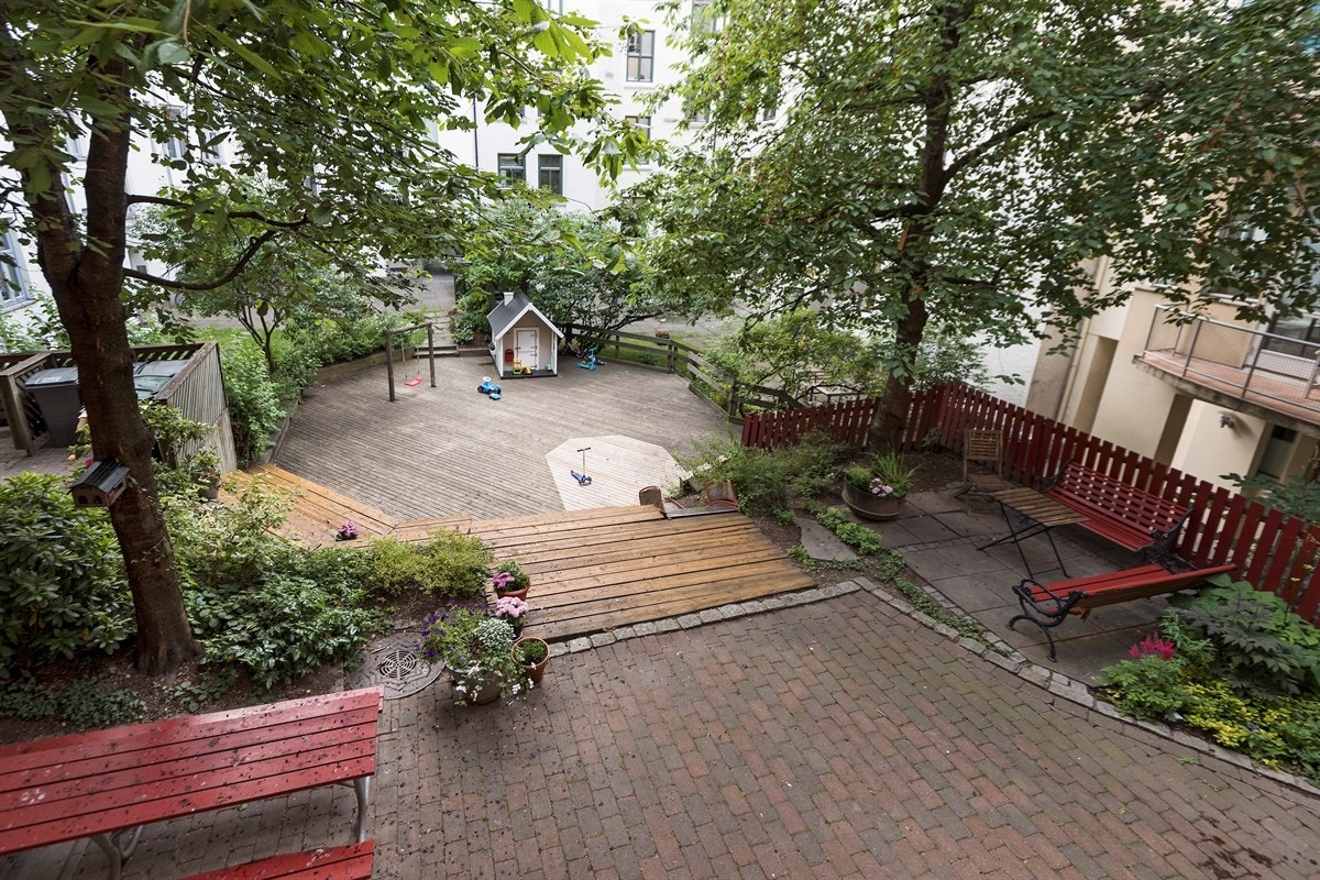 Utsikt fra balkongen ned i bakgården Galleribilde