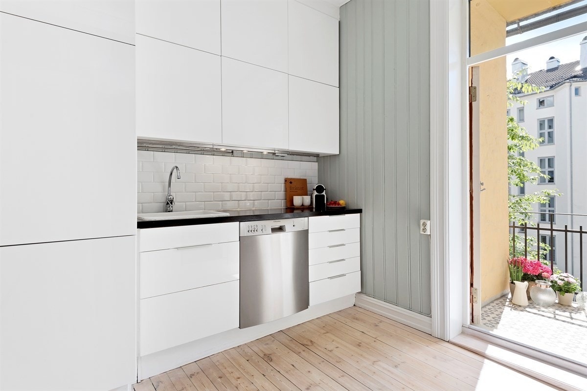 Kjøkken med utgang til stor solrik balkong Galleribilde