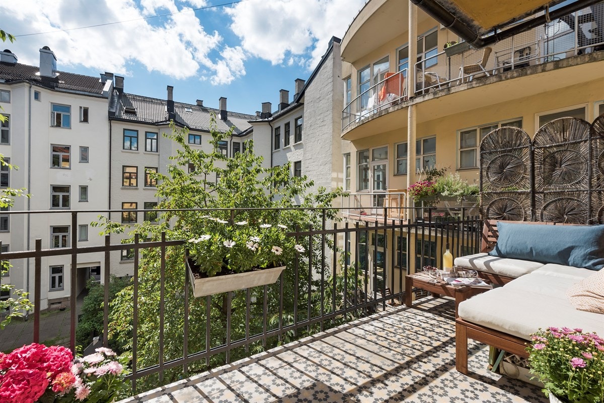 Stor solrik balkong mot en flott og stille bakgård Galleribilde