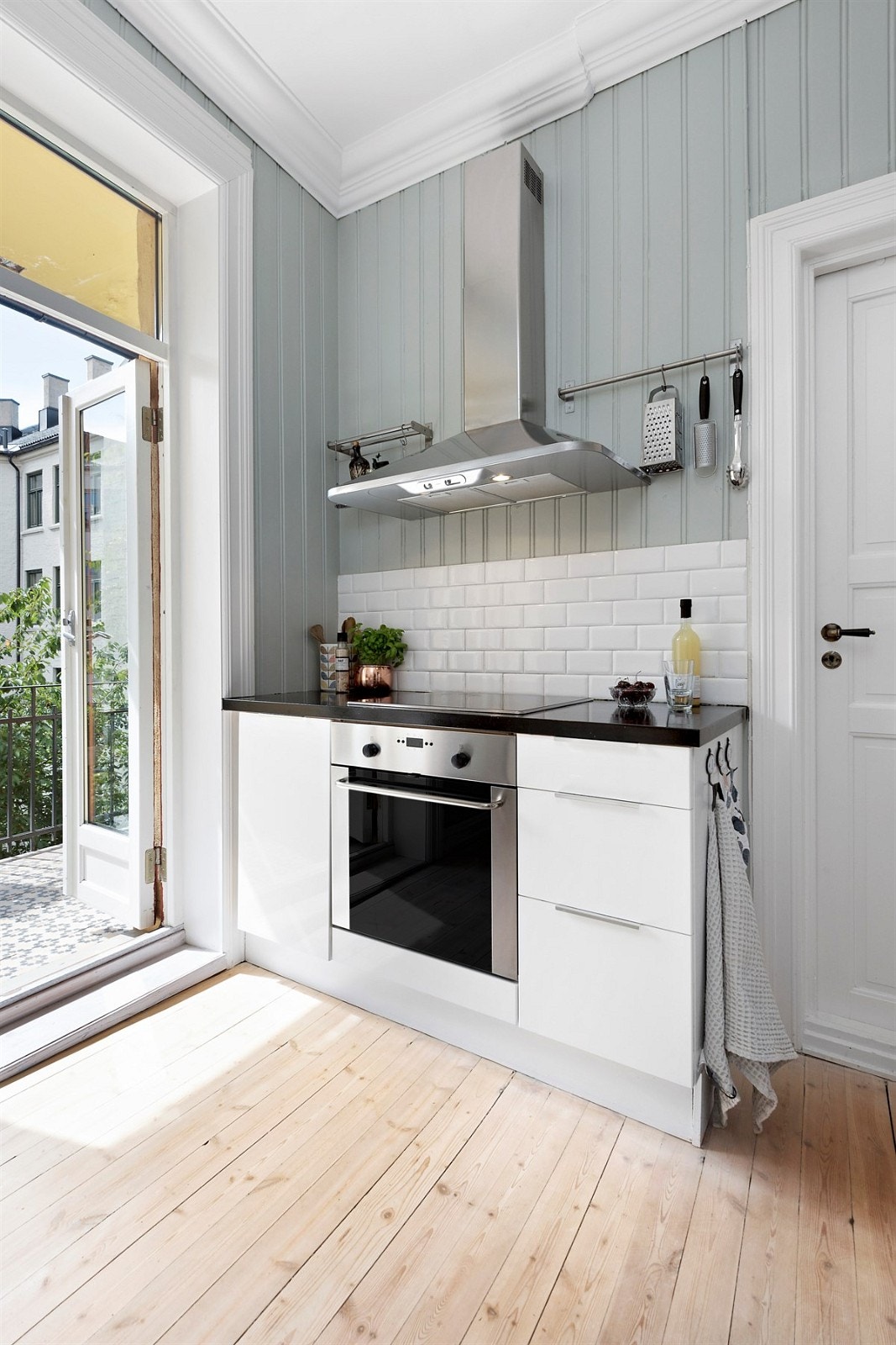 Kjøkken med utgang til stor solrik balkong Galleribilde